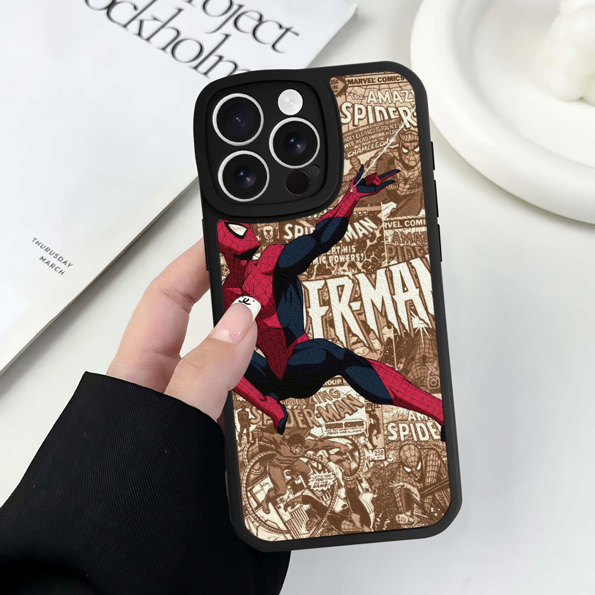 （画像用） Spider Man スパイダーマン 【iPhone 16シリーズ対応】シリコンスマホケース（レザー調） 材質：シリコン